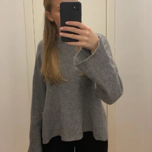 Stickad tröja med slits - Säljer denna gråa stickade tröja med slits från bershka. 