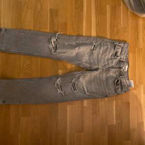 Jeans från zara, riktigt snygga och sköna men säljs eftersom dem inte är min stil, använda få gånger men hålen på dem är en del av modellen! Kan skicka fler bilder privat och gå ner i pris vid en enkel affär👍
