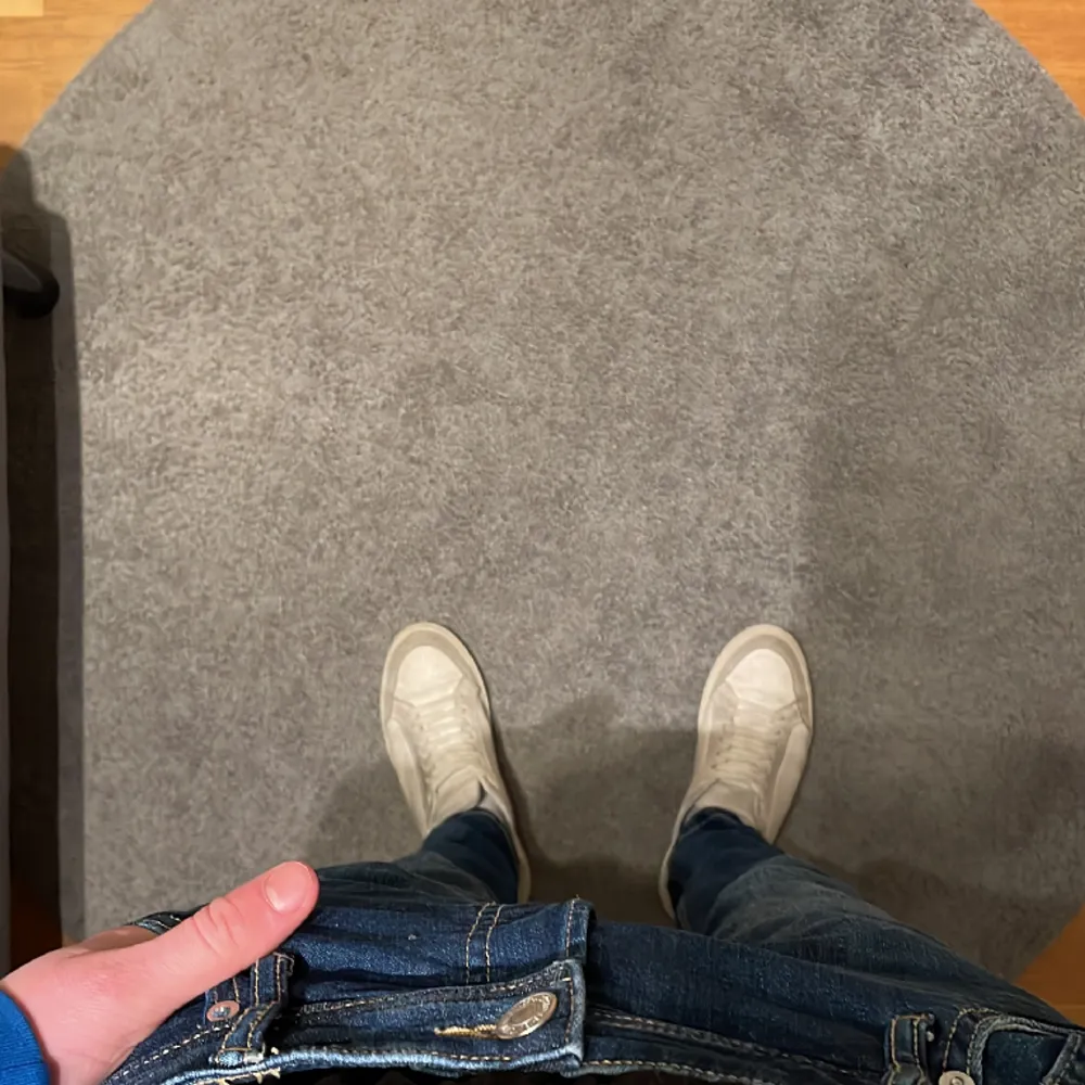 Hej! Säljer nu mina knappt använda Jack & Jones jeans i färgen mörkblå/medium blå! Storlek 32/34. Skicket skulle jag säga är 8-9/10. Inga defekter! Modellen är Slim Glenn! Hör gärna av er om frågor, mer bilder osv!. Jeans & Byxor.