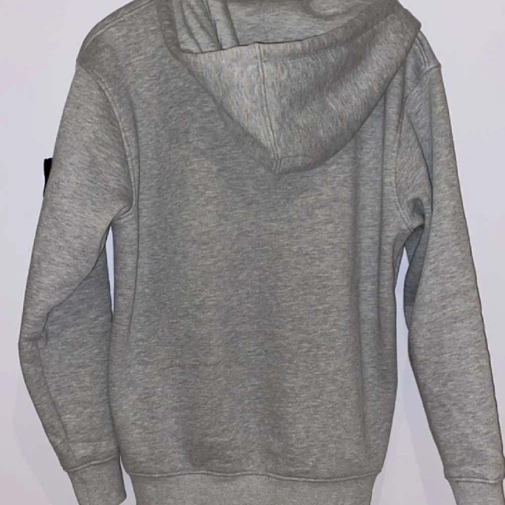 Säljer en stone island zip hoodie storlek M, använt 1 gång. Hoodies.