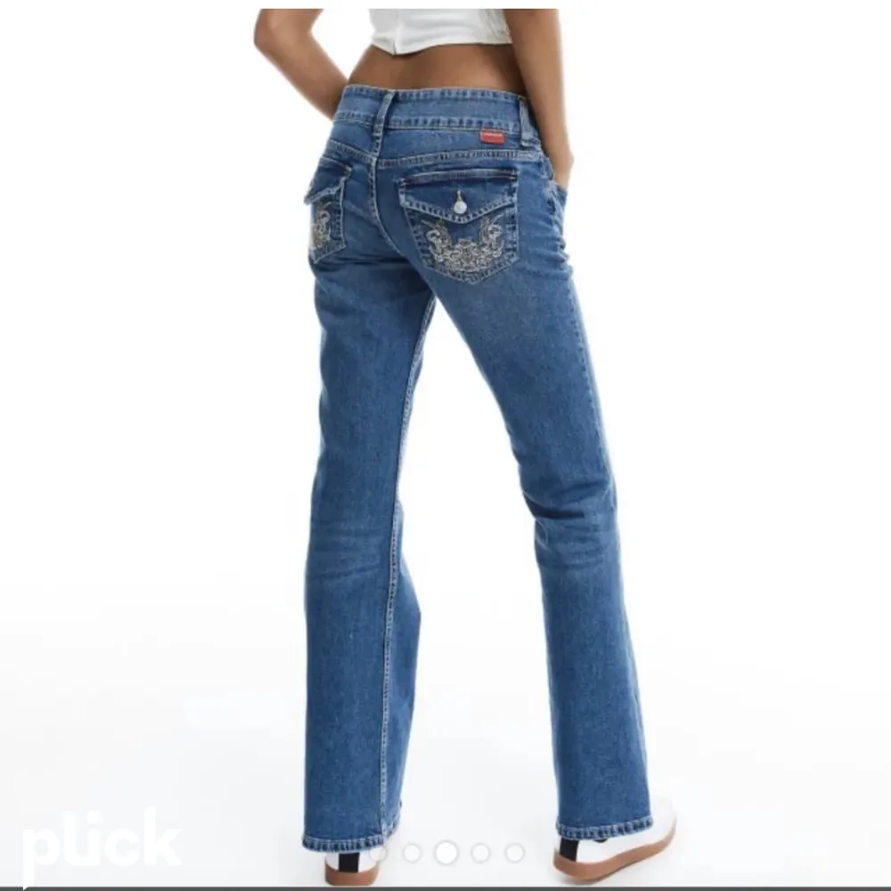 Säljer dessa skitsnygga jeans då jag aldrig använder💕skriv för egna bilder. Jeans & Byxor.