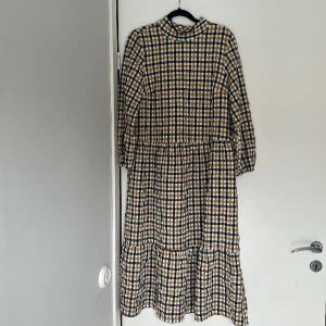 Lång rutig klänning - Lång klänning från co couture