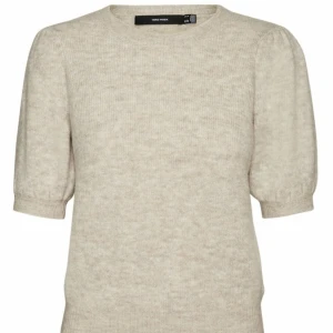 Vero Moda stickad T-shirt - Säljer denna stickade t-shirten från Vero Moda då den inte kommer till användning längre, storlek S⭐️