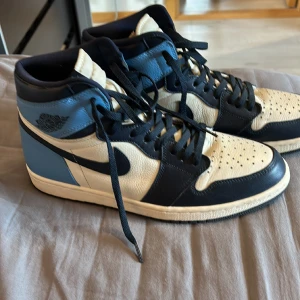 Nike air Jordan 1 High obsidian - Bra skicka förutom baksidan som man ser på bilden. Knappt creasade. Skriv frågor!