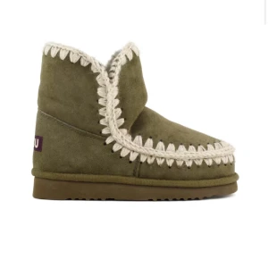 Mou skor  - Supersköna vinterskor från Mou! Köpta hösten 2022 men tyvärr inte kommit till användning så mycket. Impregnerade 2 gånger, dock en fuktskada på vänstra skon, se andra bilden. Har lagt in alla bilder på sista bilden så fler bilder finns ej! 