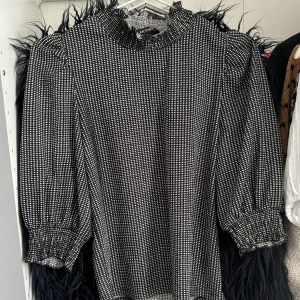 Blus - Säljer nu en så fin vit och svart blus från monki som tyvärr inte kommer till användning här hemma!🙌🏻
