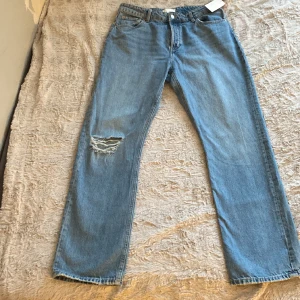 H&m jeans - Storlek 44 helt oanvända väldigt bra i skick, 110 cm långa