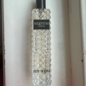 Valentino perfym - Säljer valentino perfymen som heter ”Valentino born in Roma Yellow dream” alltså den gula valentinoperfymen som luktar super gott!💗Har endast test sprutat den så den är i princip oanvänd💗