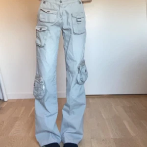 Lågmidjade Cargobyxor  - Fina lågmidjade cargobyxor från märket IDPDT. De är från en vän och jag har aldrig använt byxorna pga att det inte är min stil. Midja tvärs över 36 cm, innerbenslängd 75 cm. Dm för frågor och fler bilder😊