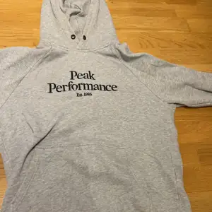 Säljer denna peak performance hoodie i storlek m för 400 kr. Den ser ny ut då den är knappt använd. Varför jag säljer den är pågrund av att den är för stor på mig 