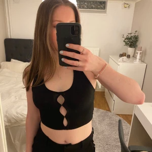 Halterneck topp - Säljer denna fina halterneck topp från Nakd, helt oanvänd med lappen kvar! Den har stretchigt material och är i storlek S men lite för stor för mig så skulle nog passat bra på en M också. Hör gärna av dig vid intresse💞