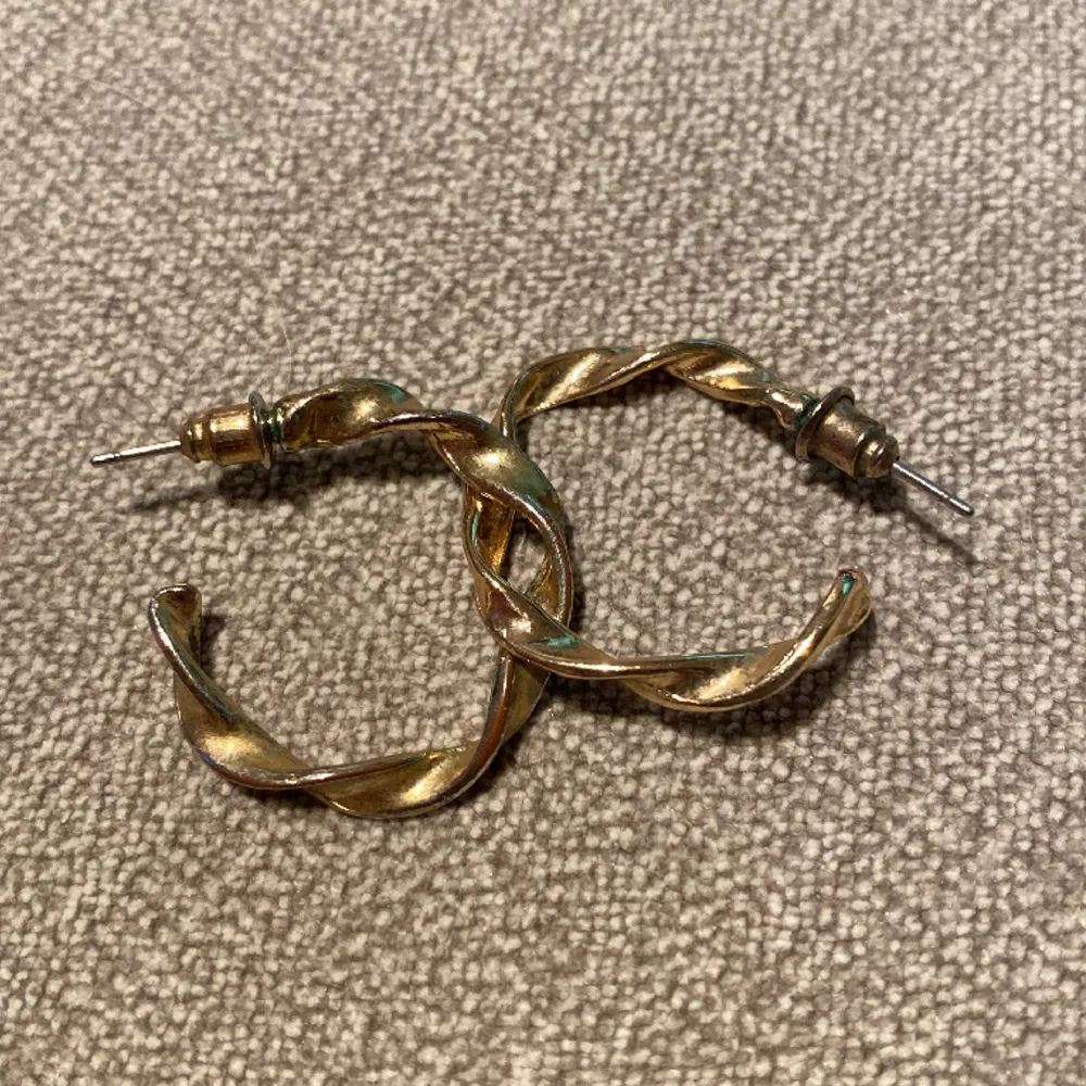 Guldiga örhängen från H&M . Accessoarer.
