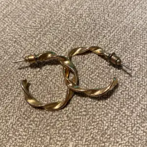 Guldiga örhängen från H&M 