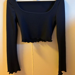 Topp - En mörk blå långärmad topp och en rosa långärmad topp, båda är i storlek S. Säljer båda för 200kr tillsammans plus frakt!💕