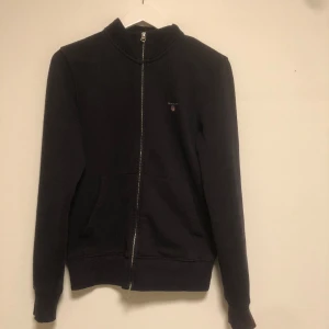 Gant zip hoodie - Tjena, säljer nu en riktigt snygg gant zip i toppen skick utan defekter🙌 vid frågor och funderingar skriv gärna🤙🏻🤝👏