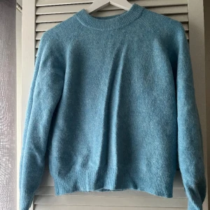 Stickad tröja - Stickad blå tröja från zara. Alpacka material. Kommer ej till användning. Storlek S. Hör av er om det är några funderingar💕