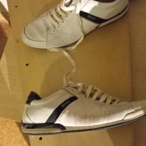 Hugo Boss vita sneakers  - Långa Hugo Boss sneakers vita använd 6-7 gånger. Äkta Lite hårda att gå i 