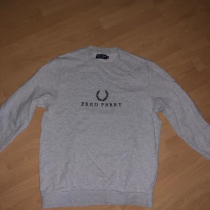 Fred Perry sweatshirt  - Säljer nu min Fred Perry sweatshirt för den kommer aldrig till användning är inte riktigt min stil. Priset kan diskuteras vid snabb affär priset är inte hugget i sten.