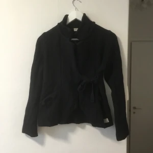 Oddmolly virkad kofta svart - Snygg virkad oddmollykofta med fickor. Har rosmarin på baksidan.   Mjuk och skön. 