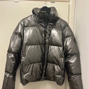 Pufferjacket från Rains - Säljer min vinterjacka från Rains. Storlek xs/s. Nypris 4000kr men säljer för 1999kr. Bra skick.