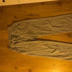 Gråa juicy couture byxor - Ett par jättefina juicy byxor som tyvärr inte längre kommer till användning. De är i väldigt bra kvalitet, dock är de lite urtvättade men det är absolut inget som stör eller syns speciellt mycket. Jag är 173 och de sitter perfekt. Du står för frakt❤️