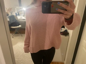 Stickad tröja - Så fin rosa stickad tröja. Använd max 2-3 gånger❤️