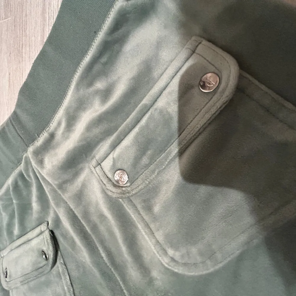 Gröna juicy byxor, sparsamt använda, köpta för 1000/1100, tryck inte på köp nu , hör av er vid intresse💘💘. Jeans & Byxor.