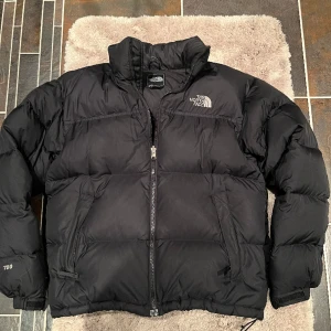 North face puffer jacket - Hej säljer den här northface jackan som jag har haft i drygt ett år. Den har inga märken eller fläckar och jag säljer den för den är för liten för mig. Skriv om du är intresserad 😇