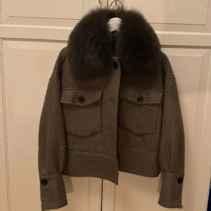 Meotine Charlie Jacket - Army  - Jacka från danska märket Meotine. Endast använd ett fåtal gånger, fint skick!Just denna färgen verkar inte finnas kvar på hemsidan.  Tar gärna emot prisförslag 