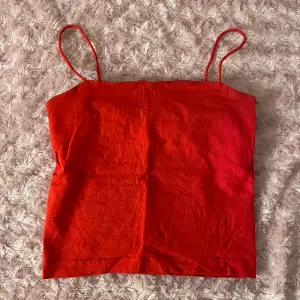 Rött fint linne, använt några gånger. Väldigt fint. 