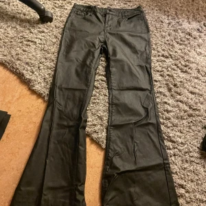 Skinnbyxor  - Säljer min skinnbyxor då dem inte kommer till användning längre.  Dem är i bra skick. Nypris 599kr