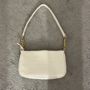 Handväska - Säljer en mini handväska som jag använt 1 gång från Gina Tricot! Super söt 💗