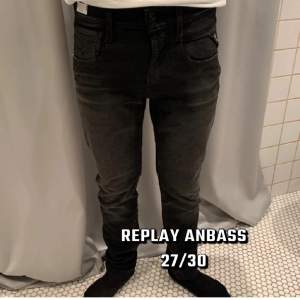 Snygga jeans från Replay i modellen anbass. Midjan är 27 och längden 30. Skriv om ni har frågor!