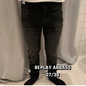 Replay anbass - Snygga jeans från Replay i modellen anbass. Midjan är 27 och längden 30. Skriv om ni har frågor!