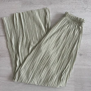 Set med byxa och topp - Härligt set (topp & byxa) från Gina tricot. Både byxor och topp är i strl xs. Byxorna använda 2-3 gånger men ser ut helt som nya och toppen är oanvänd med prislappen kvar.