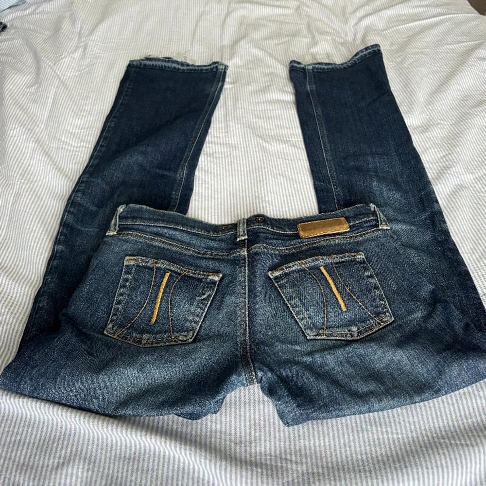 supersnygga lågmidjade bootcut jeans med coola fickor!💗säljer pga för små då jag är 182cm lång, men passar någon 175cm eller kortare💕 skriv om du har några funderingar✨. Jeans & Byxor.