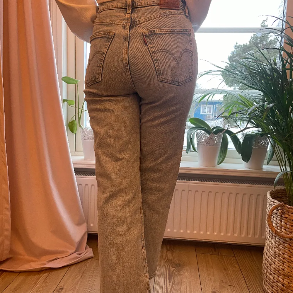 Jättesnygga ljusblå Levi’s jeans i modellen ribcage 👖✨ Säljer pga för små för mig men jättebra skick. Jeans & Byxor.
