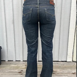 Low waist bootcut jeans - Säljer mina low waist jeans, helt oanvända då dom inte passade mig. Innerbenslängd är 83, Midjemått tvärs över är 39 💗⭐️