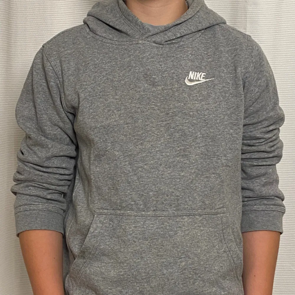 Säljer denna stilrena Nike hoodie i färgen grå. Hoodie har använts ett par, men den har använts sparasamt | skick 8,5/10. Ny pris: 500kr | vårt pris: 99 kr. Hör av er vid funderingar eller intresse vid köpa av hoodie. Hoodies.