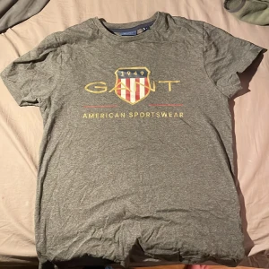 Gant Tshirt, Grå - Aldrig använd, toppskick, nypris 350kr. Väldigt snygg och fin färg