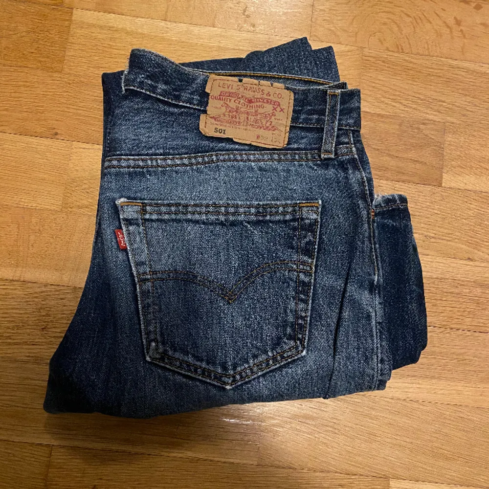 Supersnygga Levi’s jeans i modellen 501 med hål över ena knät. Passar jättebra på mig som är 174cm och vanligtvis bär byxor i storlek s. 💕 . Jeans & Byxor.