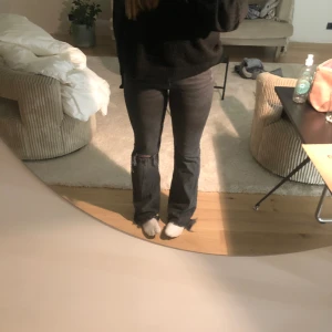 Gina jeans - Storlek 42 men de har krympt i tvätten för har haft de ganska lång tid typ storlek 39-40 just nu fina jeans sköna :) någon mer fråga skriv gärna Till mig!❤️
