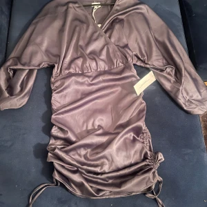 Kimberly satin dress - Blå helt ny klänning i satin