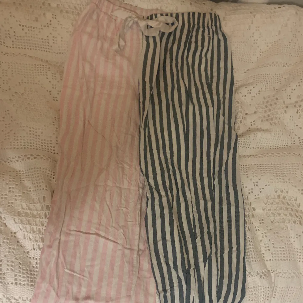 En väldigt skön pyjamas från Victoria Secret. Storleken är S men passar också M. Köp helst som par men går också bra att köpa bara en av plaggen. . Hoodies.