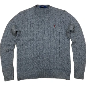 Ralph Lauren Kabelstickad Tröja - Grå kabelstickad tröja från Ralph Lauren, storlek M. Grymt skick! Ställ gärna frågor!😊
