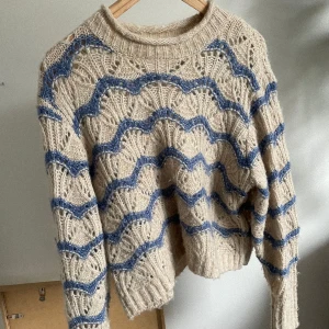 Tröja - Stickad tröja. Storlek M men skulle säga mer S.