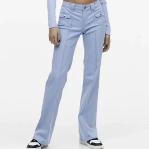 Blå HM Jeans - Säljer nu mina så coola och populär HM jeans. Storlek 38, passar även 36! Dem är uppsydda i bena så dem sitter bra på någon som är 168-175 skulle jag säga. Man kan säkert sprätta upp de ifall det önskas!! Dem är använda men i bra skick ☺️