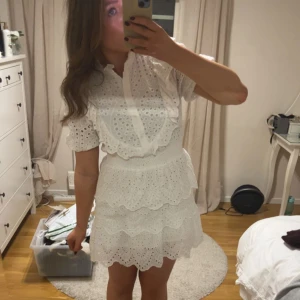 Vit klänning  - Vit klänning från asos, aldrig använd, nypris 929kr, passar perfekt som studentklänning❤️