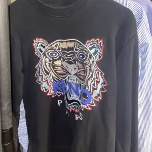 Kenzo Sweatshirt  Sparsamt använd Skick 7/10 Storlek Vanlig fit Finns i Skurup Kan fraktas över hela landet