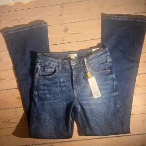Säljer dessa jätte snygga och helt oanvända Gina Tricot jeans med lappen kvar.  då de var för stora och hann inte byta ❤️ nypris 299kr 